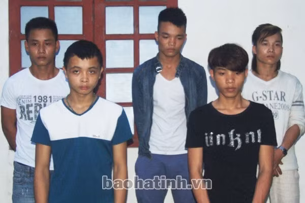5 đối tượng bị bắt giữ tại Công an Đức Thọ.