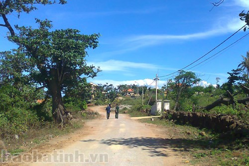 Sắc diện Cồn Cỏ hôm nay mỗi ngày lại sáng lên bởi những con đường láng xi măng phẳng phiu Sắc diện Cồn Cỏ hôm nay mỗi ngày lại sáng lên bởi những con đường láng xi măng phẳng phiu