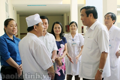... và nói chuyện với các y, bác sỹ BVĐK Hà Tĩnh