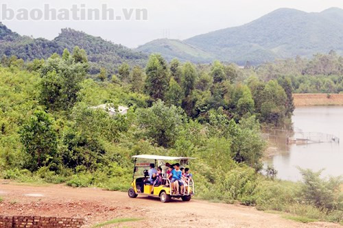 Còn nếu muốn nhàn hơn thì có thể thuê ô tô điện với 10 ngàn đồng/đầu người để nghe tài xế đồng thời là hướng dẫn viên du lịch kể chuyện
