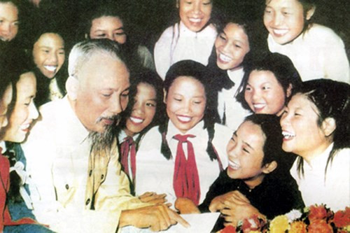 Bác Hồ chỉ dạy các thiếu niên nhi đồng. Ảnh tư liệu