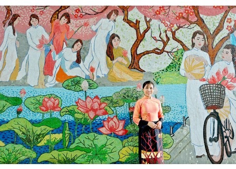 Cận cảnh vẻ đẹp của thiếu nữ Hà Thành bên đầm sen Hồ Tây