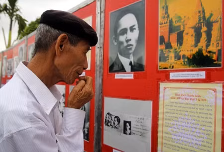 Triển lãm ảnh cuộc đời và sự nghiệp cố Tổng Bí thư Lê Hồng Phong. Ảnh: Dân trí