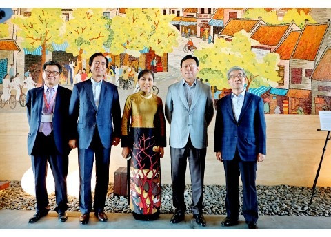 Chủ tịch tập đoàn Lotte Shin Dong Bin thăm tranh gốm Mùa thu Hà Nội trên tầng 38 toà tháp Lotte