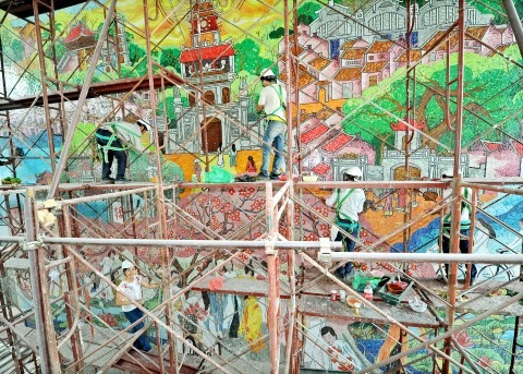 Quá trình thi công bức tranh rất vất vả bởi chiều cao kỷ lục