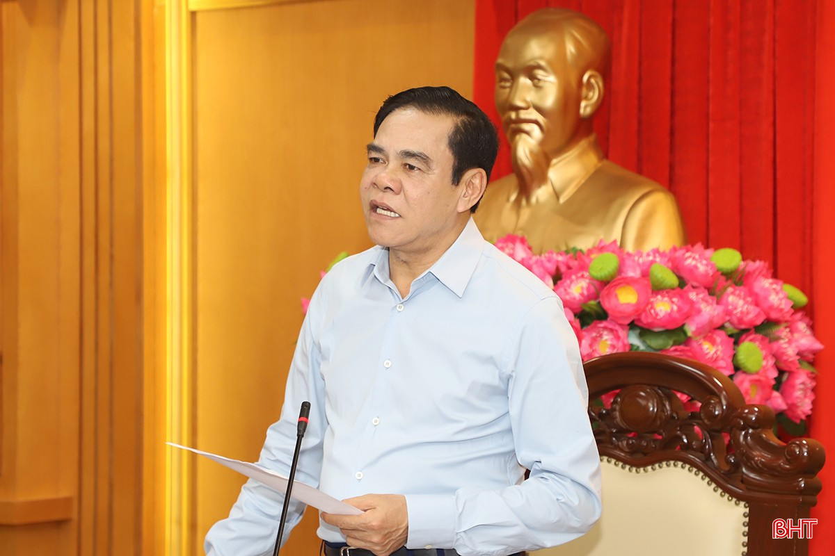 Chủ tịch UBND tỉnh Võ Trọng Hải nhấn mạnh, Hương Sơn là một trong các xã trung tâm, cần đặt mục tiêu phát triển kinh tế cao hơn. Nhiệm kỳ mới cần tập trung các giải pháp phát triển kinh tế và quan tâm, chú trọng công tác quy hoạch. bqbht_br_3-1902.jpg