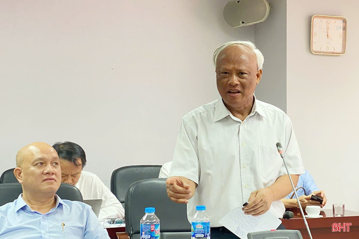 Nguyên Phó Chủ tịch Quốc hội Uông Chu Lưu cho rằng, Hà Tĩnh phải khai thác mạnh mẽ nguồn lực chất xám để phát triển, thu hút sự tham gia của các chuyên gia cùng đóng góp cho tỉnh xây dựng được văn kiện đại hội thực sự tạo ra bước đột phá trong giai đoạn mới. bqbht_br_6-8010.jpg