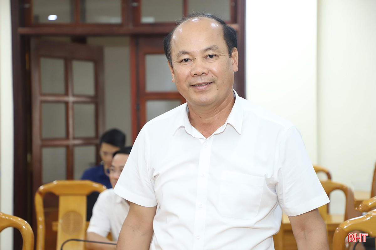 Phó Giám đốc Sở Công thương Dương Thanh Hòa báo cáo tình hình cung ứng điện trên địa bàn và tại các khu công nghiệp. bqbht_br_1.jpg