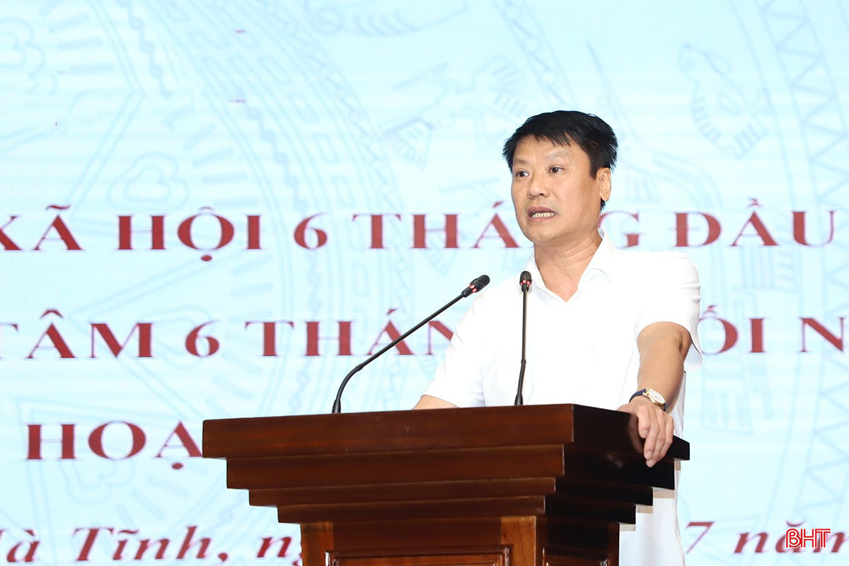 Ông Trần Quang Tuấn - Bí thư Đảng ủy, Chủ tịch HĐND phường Thành Sen báo cáo một số kết quả bước đầu trong vận hành chính quyền địa phương 2 cấp và các nhiệm vụ thực hiện thời gian tới. bqbht_br_3-7658.jpg