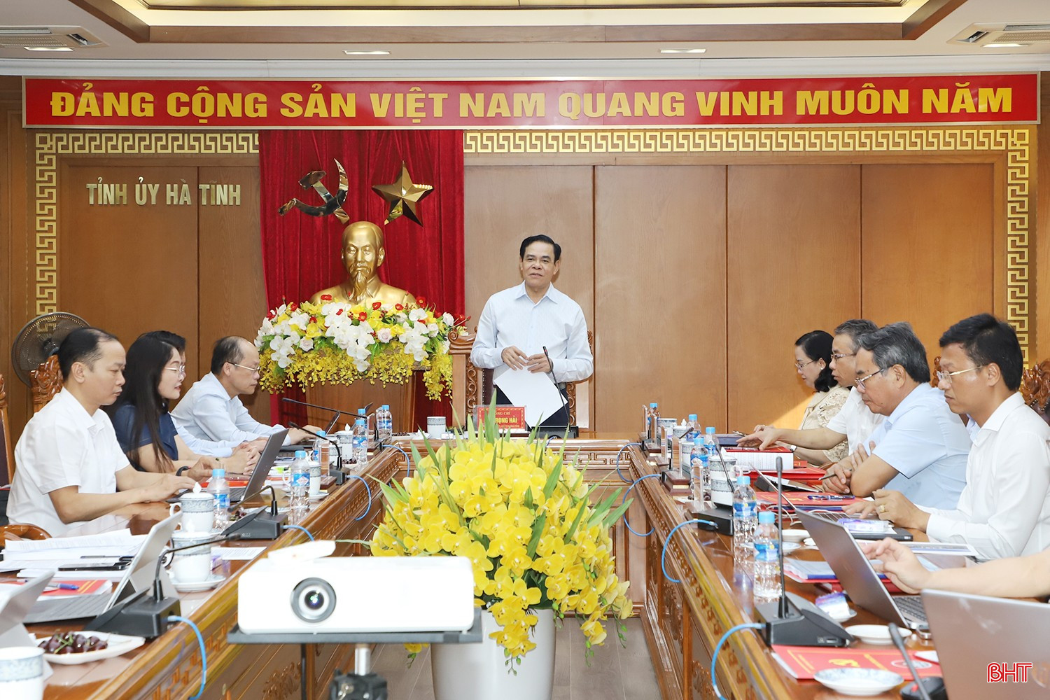 Chủ tịch UBND tỉnh Võ Trọng Hải chủ trì hội nghị. bqbht_br_5-2461.jpg