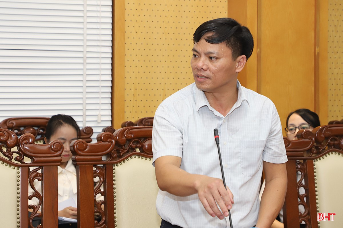 Đồng chí Nguyễn Thanh Tuấn - Bí thư Đảng ủy, Chủ tịch HĐND xã Hương Bình báo cáo tại hội nghị. bqbht_br_4.jpg