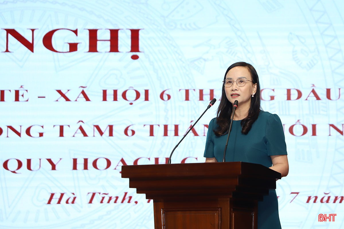 Bà Đặng Thị Quỳnh Diệp - Bí thư Đảng ủy, Chủ tịch HĐND xã Đồng Lộc phát biểu ý kiến tại hội nghị. bqbht_br_2.jpg