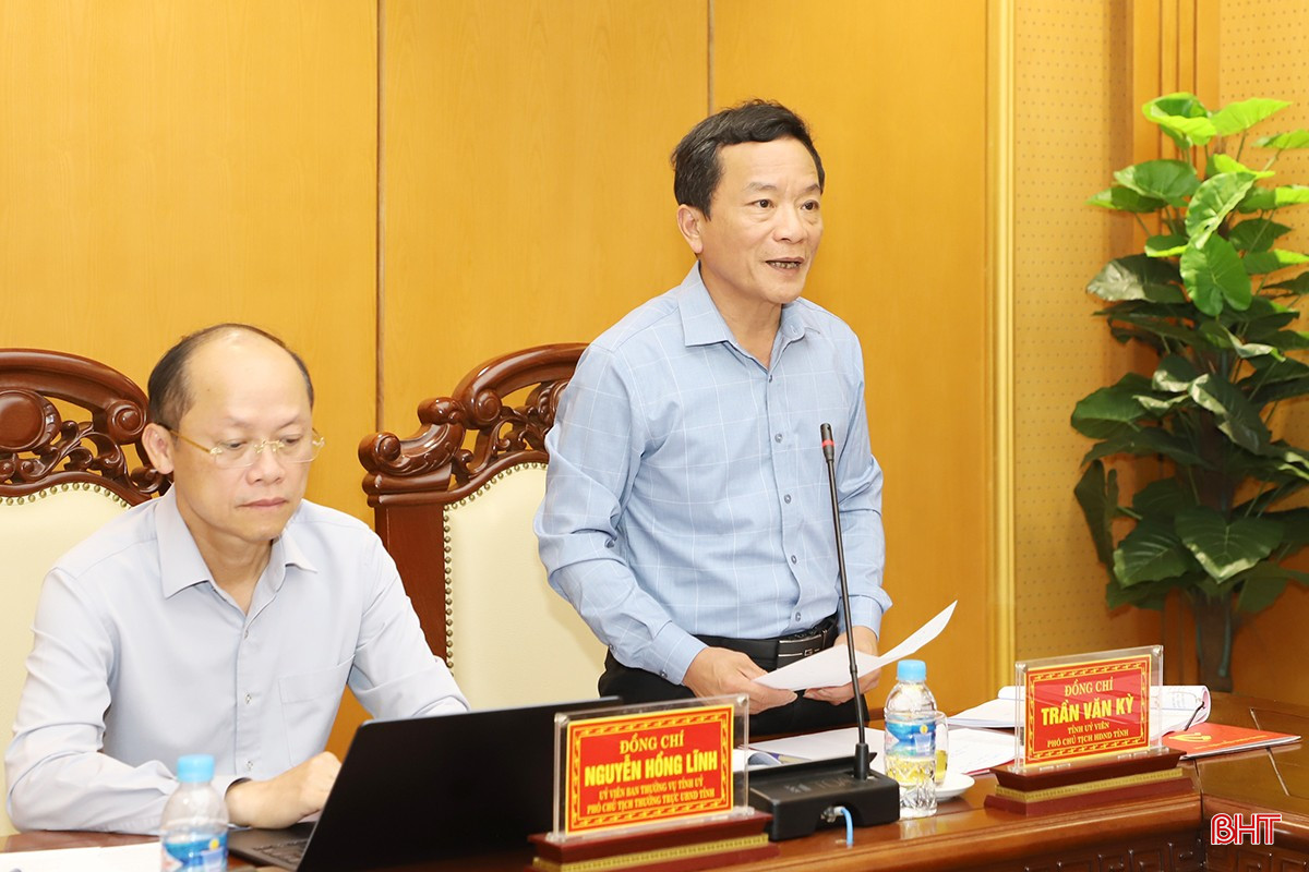 Phó Chủ tịch HĐND tỉnh Trần Văn Kỳ góp ý vào dự thảo báo cáo chính trị của các địa phương. bqbht_br_2.jpg