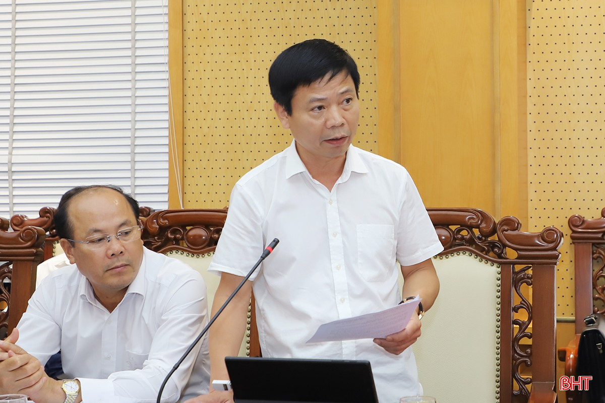 Phó Giám đốc Sở VH-TT&DL Nguyễn Công Thành góp ý tại hội nghị. bqbht_br_3.jpg