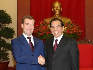 Tổng Bí thư Nông Đức Mạnh và Tổng thống LB Nga Dmitri Medvedev.Ảnh: TTXVN