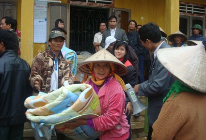 Người dân "rốn" lũ Phương Mỹ đã ấm lòng hơn nhiều khi nhận được sự quan tâm của cả cộng đồng