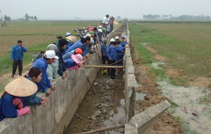 Công nhân Công ty TNHH MTV Thủy lợi Can Lộc tập trung tu sửa tuyến kênh Đông Cu Lây đoạn qua xã Thuần Thiện (Can Lộc)