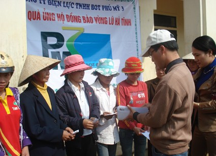 Đại diện Công ty điện lực TNHH Bot Phú Mỹ 3 trao quà ủng hộ cho người dân xã Đức Hương (Vũ Quang)