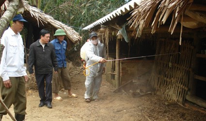Cán bộ thú y huyện Vũ Quang phun tiêu độc khử trùng chuồng trại chăn nuôi ở xã Đức Hương