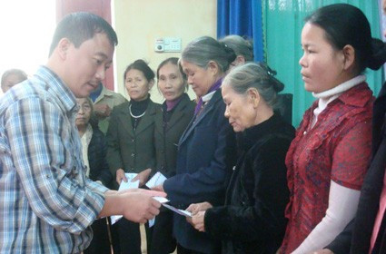 Người dân vùng lũ Hương Liên (Hương Khê) được tiếp thêm sức mạnh