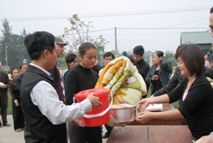 và tặng quà cho nhân dân xã Tượng Sơn (Thạch Hà)