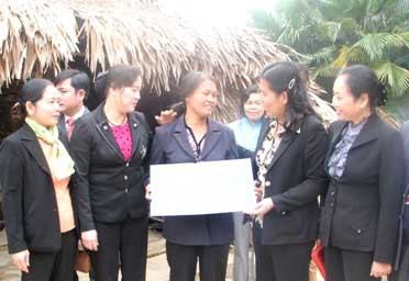 và tặng mái ấm tình thương cho chị Trần Thị Đào ở xóm 5, xã Phúc Đồng (Hương Khê)