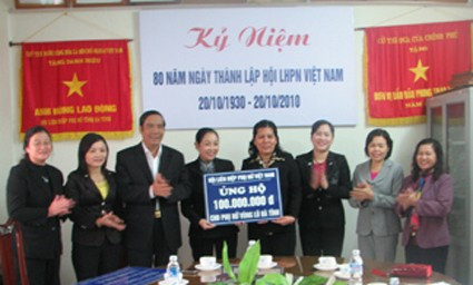 Đoàn công tác T.Ư Hội LHPN Việt Nam trao quà hỗ trợ hội viên Hội Phụ nữ Hà Tĩnh...