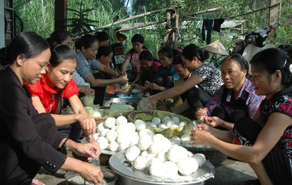 "Nắm cơm nghĩa tình" mà Hội LHPN Hương Khê triển khai trong trận lũ vừa qua đã giúp hàng ngàn người dân vượt qua cơn đói "Nắm cơm nghĩa tình" mà Hội LHPN Hương Khê triển khai trong trận lũ vừa qua đã giúp hàng ngàn người dân vượt qua cơn đói