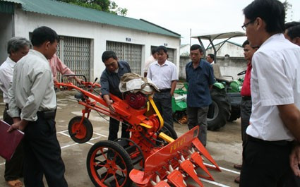 Hội Nông dân Hà Tĩnh cung ứng máy cày phục vụ sản xuất cho các hội viên nông dân