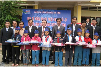 Đại diện CT TNHH Suheung Việt Nam và lãnh đạo Công ty CP Dược Hà Tĩnh trao quà cho học sinh trường Tiểu học Cẩm Vịnh