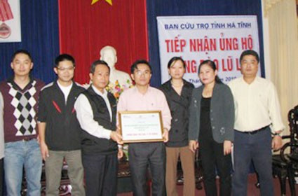 Tổng giám đốc Sở Giao dịch Chứng khoán Hà Nội Trần Văn Dũng trao quà cho đại diện MTTQ tỉnh Hà Tĩnh...