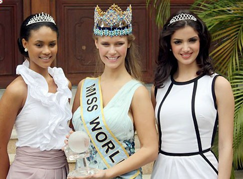 Từ trái qua: Á hậu 1 Emma Wareus (Botswana), tân Hoa hậu Thế giới 2010 Alexandria Mills và Á hậu 2 Adriana Vasini (Venezuela). Ảnh: GB