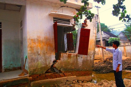 Nhà điều trị của trạm y tế xã Đức Giang bị lũ làm sập