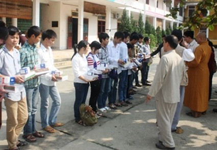 Đại diện chùa Hưng Ký trao quà ủng hộ học sinh Trường THPT Trần Phú