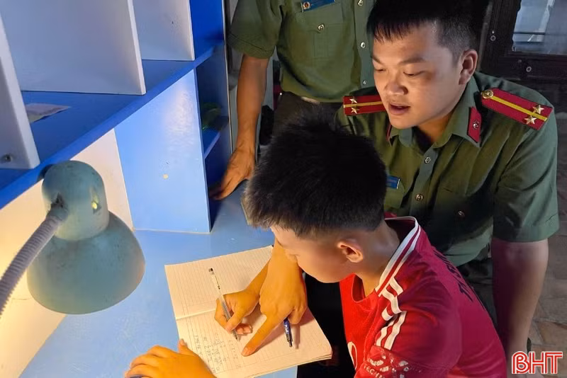 Câu chuyện đẹp của những" người thầy" mang sắc phục công an