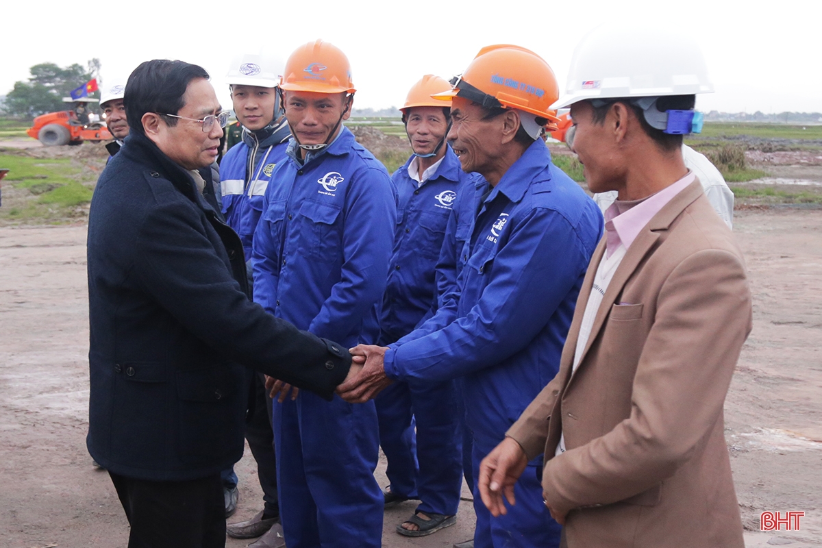 Thủ tướng Chính phủ Phạm Minh Chính thị sát công trường cao tốc Bắc - Nam qua Hà Tĩnh