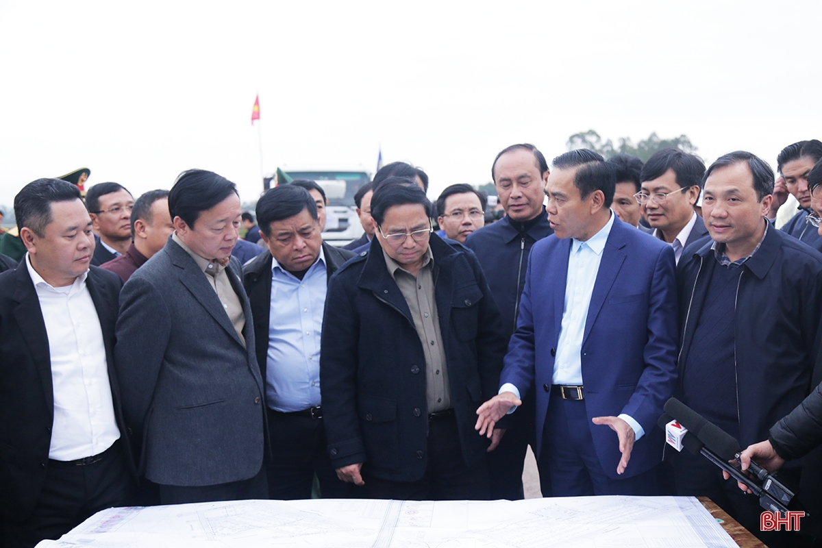 Thủ tướng Chính phủ Phạm Minh Chính thị sát công trường cao tốc Bắc - Nam qua Hà Tĩnh
