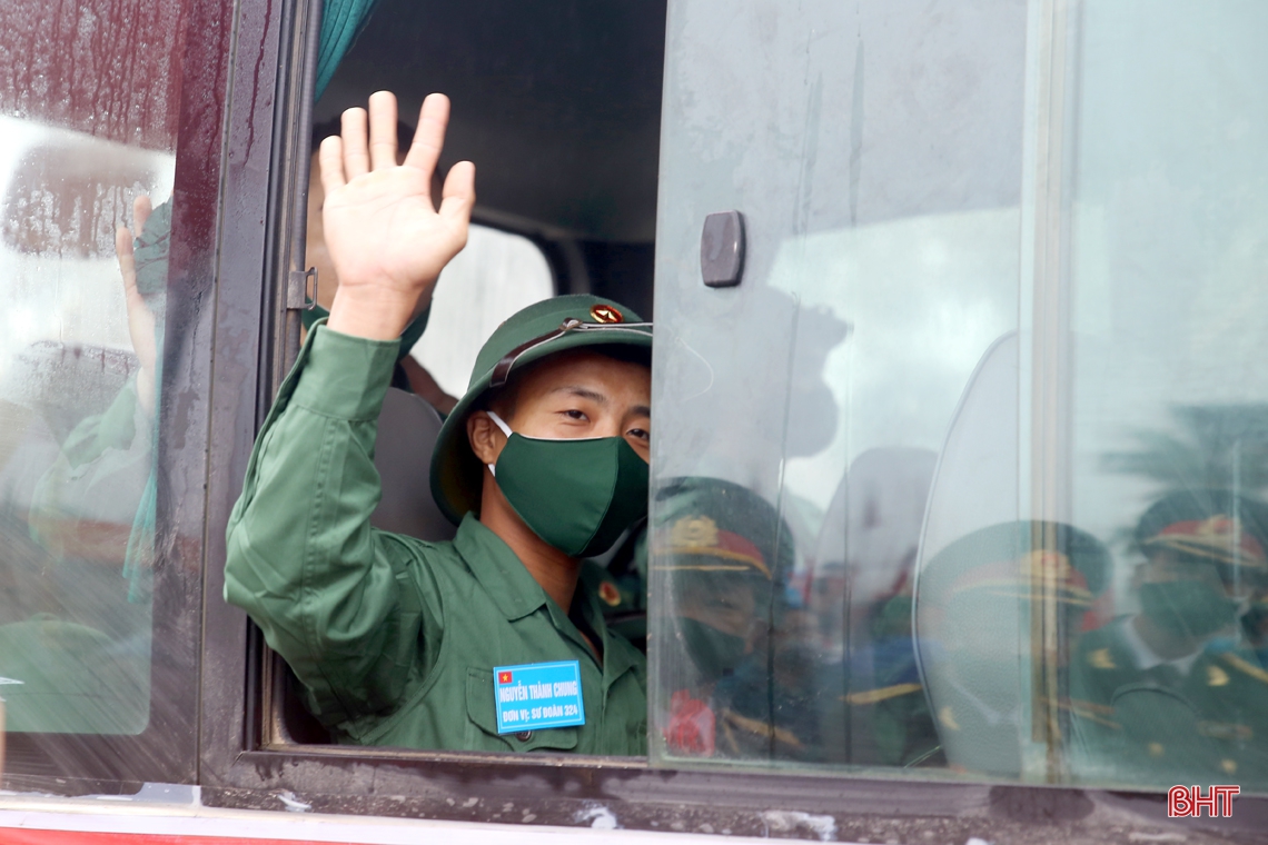 Bí thư Tỉnh ủy Hà Tĩnh Hoàng Trung Dũng dự lễ giao quân tại huyện Thạch Hà