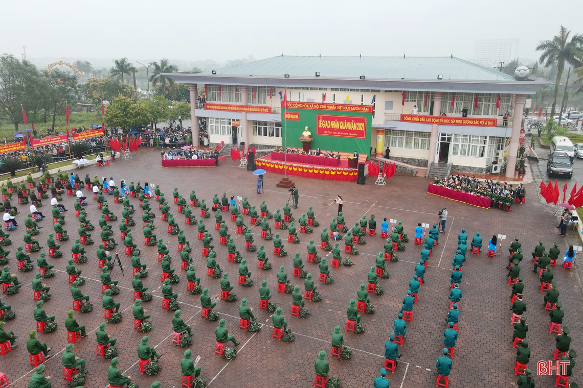 Bí thư Tỉnh ủy Hà Tĩnh Hoàng Trung Dũng dự lễ giao quân tại huyện Thạch Hà