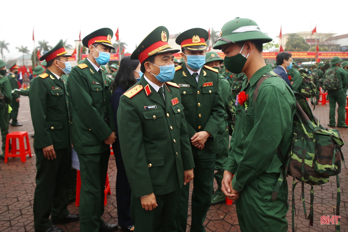 Bí thư Tỉnh ủy Hà Tĩnh Hoàng Trung Dũng dự lễ giao quân tại huyện Thạch Hà