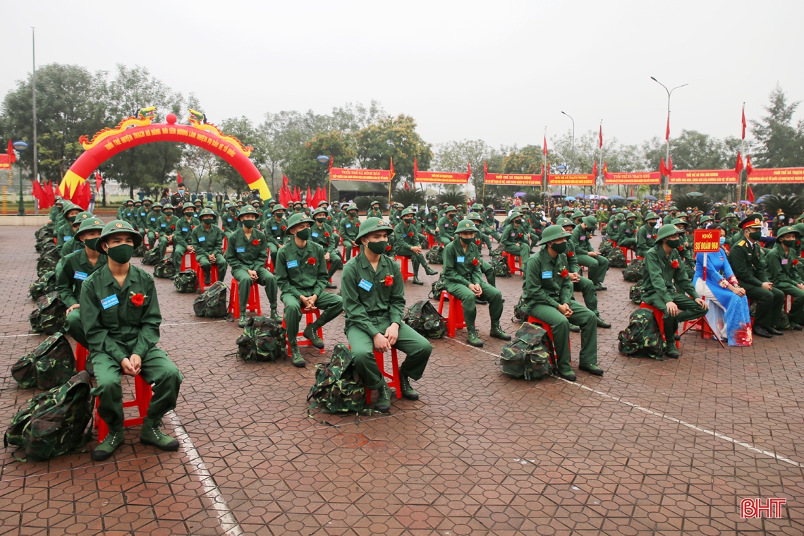 Bí thư Tỉnh ủy Hà Tĩnh Hoàng Trung Dũng dự lễ giao quân tại huyện Thạch Hà