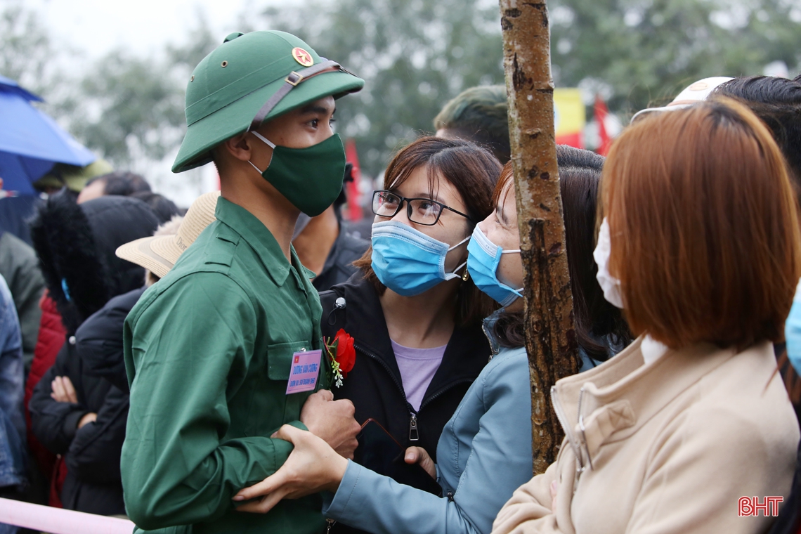 Bí thư Tỉnh ủy Hà Tĩnh Hoàng Trung Dũng dự lễ giao quân tại huyện Thạch Hà