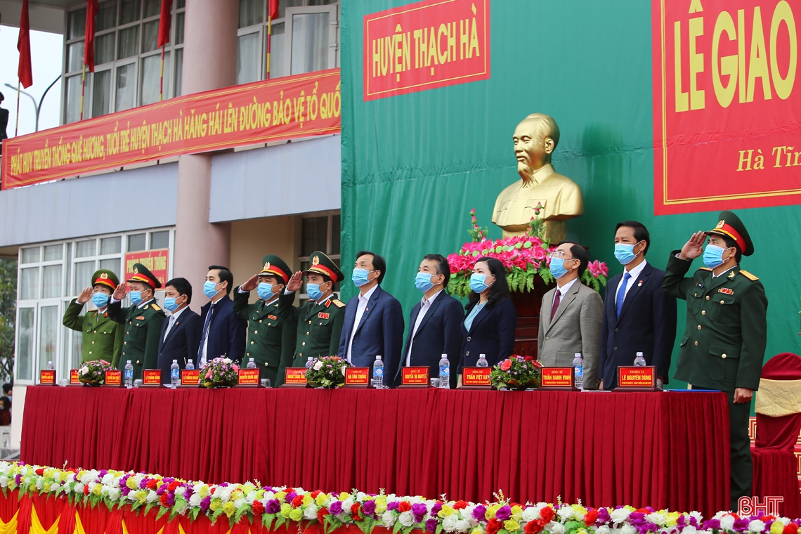 Bí thư Tỉnh ủy Hà Tĩnh Hoàng Trung Dũng dự lễ giao quân tại huyện Thạch Hà