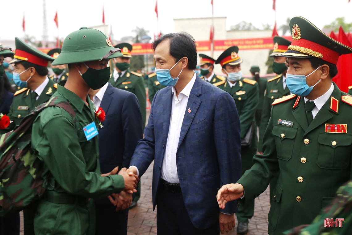 Bí thư Tỉnh ủy Hà Tĩnh Hoàng Trung Dũng dự lễ giao quân tại huyện Thạch Hà