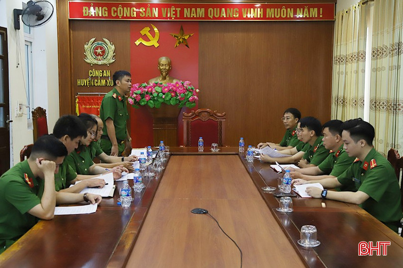 Phòng Cảnh sát PCCC&CNCH (Công an tỉnh) thành lập đoàn làm việc với Công an huyện Cẩm Xuyên về kế hoạch tổ chức tuyên truyền, trải nghiệm, thực hành chữa cháy và CNCH. PC9.jpg
