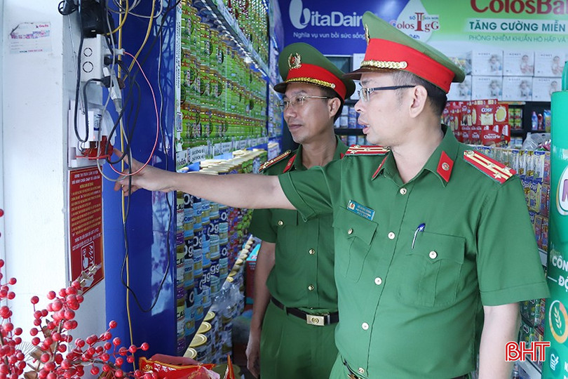 Lãnh đạo Phòng Cảnh sát PCCC&CNCH và Công an huyện Cẩm Xuyên kiểm tra điều kiện hoạt động của thiết bị báo cháy. PC.jpg