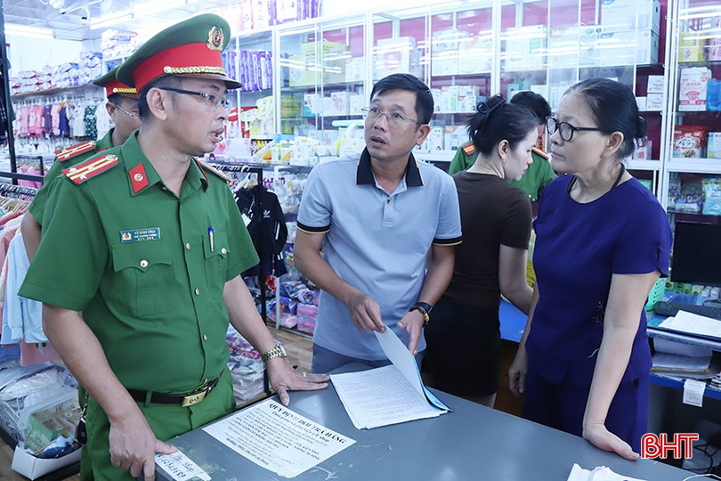 Hộ kinh doanh tại thị trấn Cẩm Xuyên được thông tin về tuyên truyền, trải nghiệm PCCC&CNCH. PC4.jpg