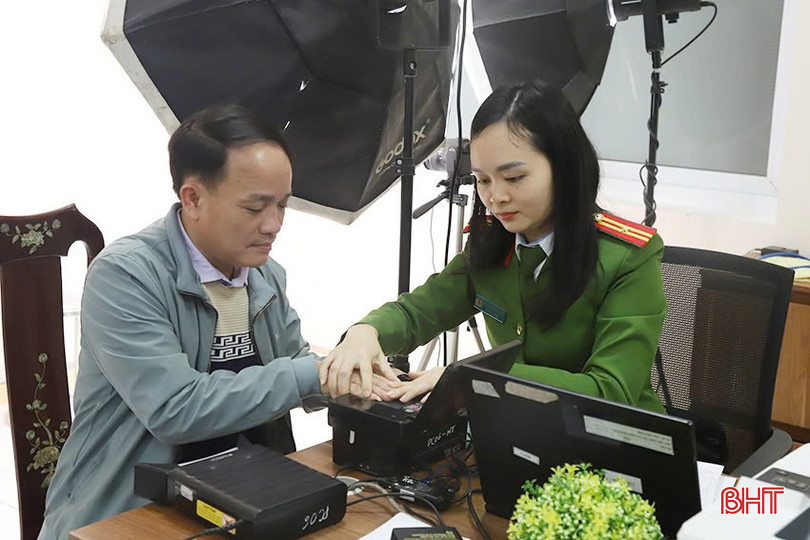 Người dân thực hiện cấp đổi thẻ căn cước tại Phòng Cảnh sát QLHC về TTXH (Công an tỉnh). bqbht_br_17.jpg