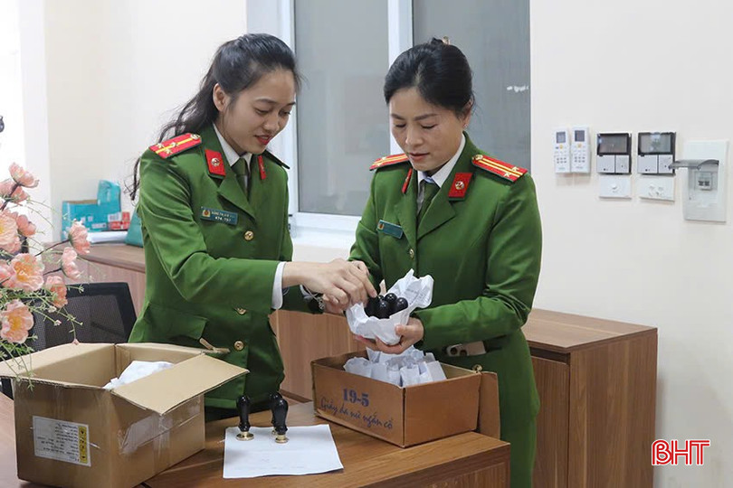 Công an tỉnh Hà Tĩnh đã tiến hành thu hồi và đăng ký lại trên 1.000 con dấu cho các cơ quan, tổ chức thực hiện sắp xếp ĐVHC. bqbht_br_12.jpg