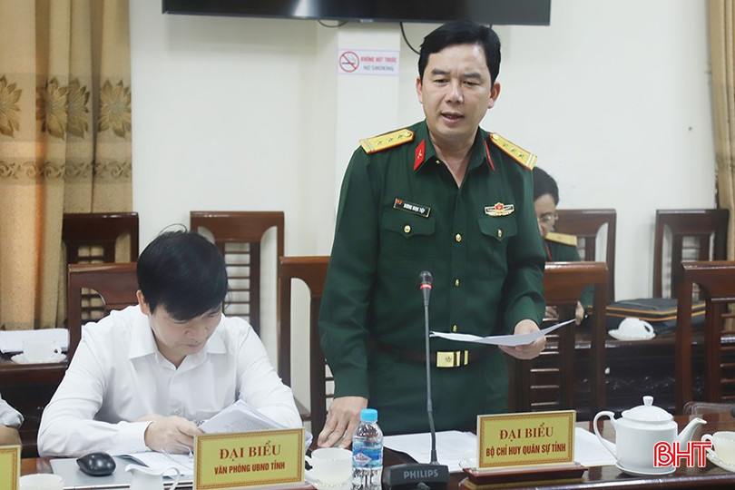 Đại biểu Bộ CHQS tỉnh trình bày tờ trình và dự thảo nghị quyết. bqbht_br_1.jpg